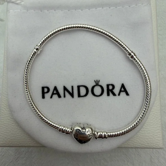 Pandora Moments Heart Clasp Bangle 7.5 in - Picture 3 of 7